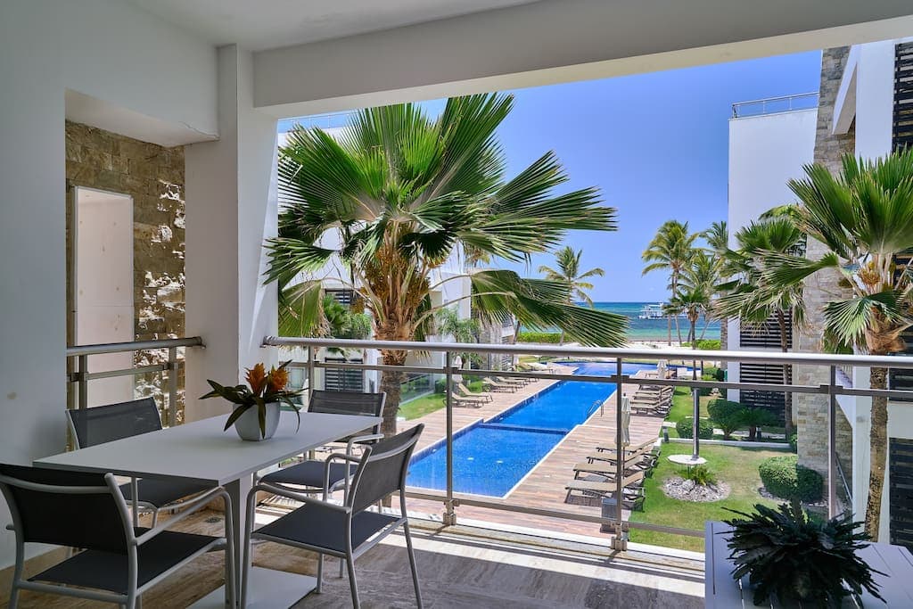 Deluxe Beachfront Apartment with Pool and Sea View