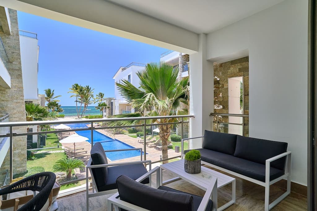 Deluxe Beachfront Apartment with Pool and Sea View