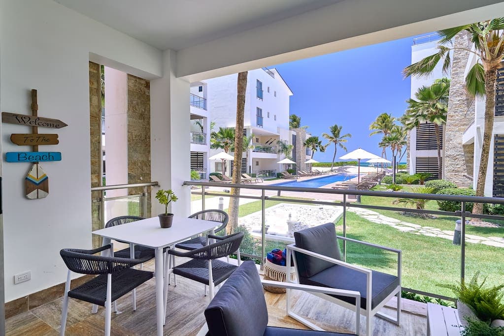 Deluxe Beachfront Apartment with Pool and Sea View