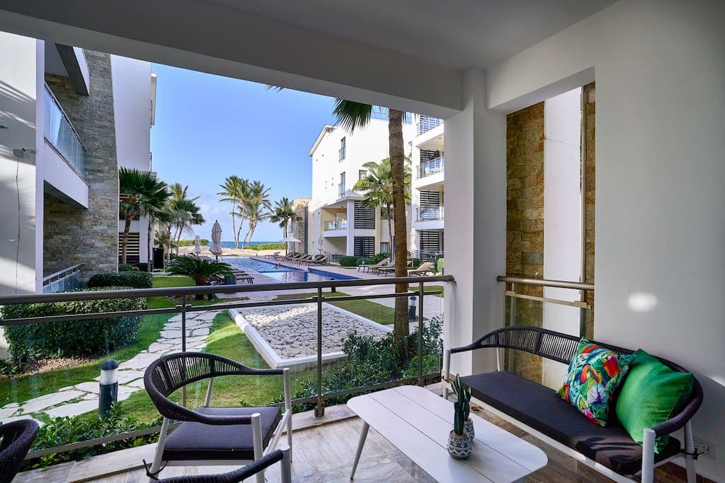 Deluxe Beachfront Apartment with Pool and Sea View